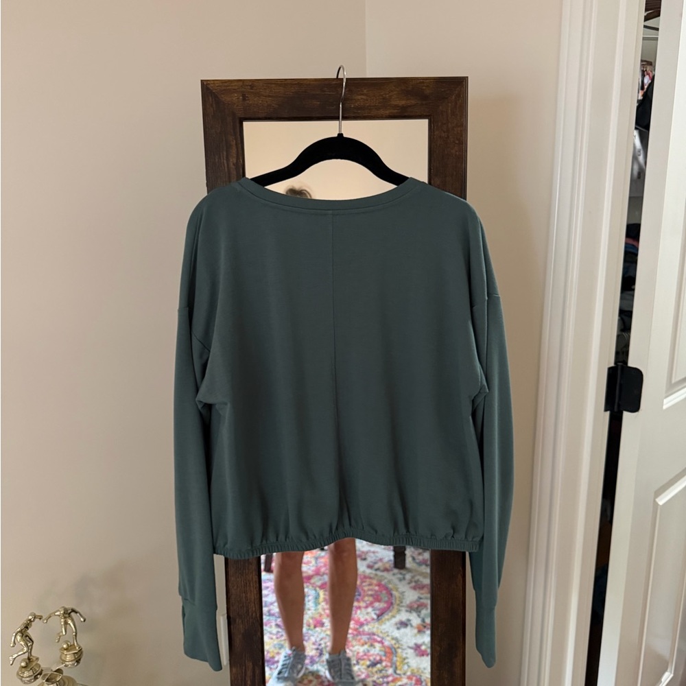 Ease of Motion Cropped Sweatshirt Size Medium
